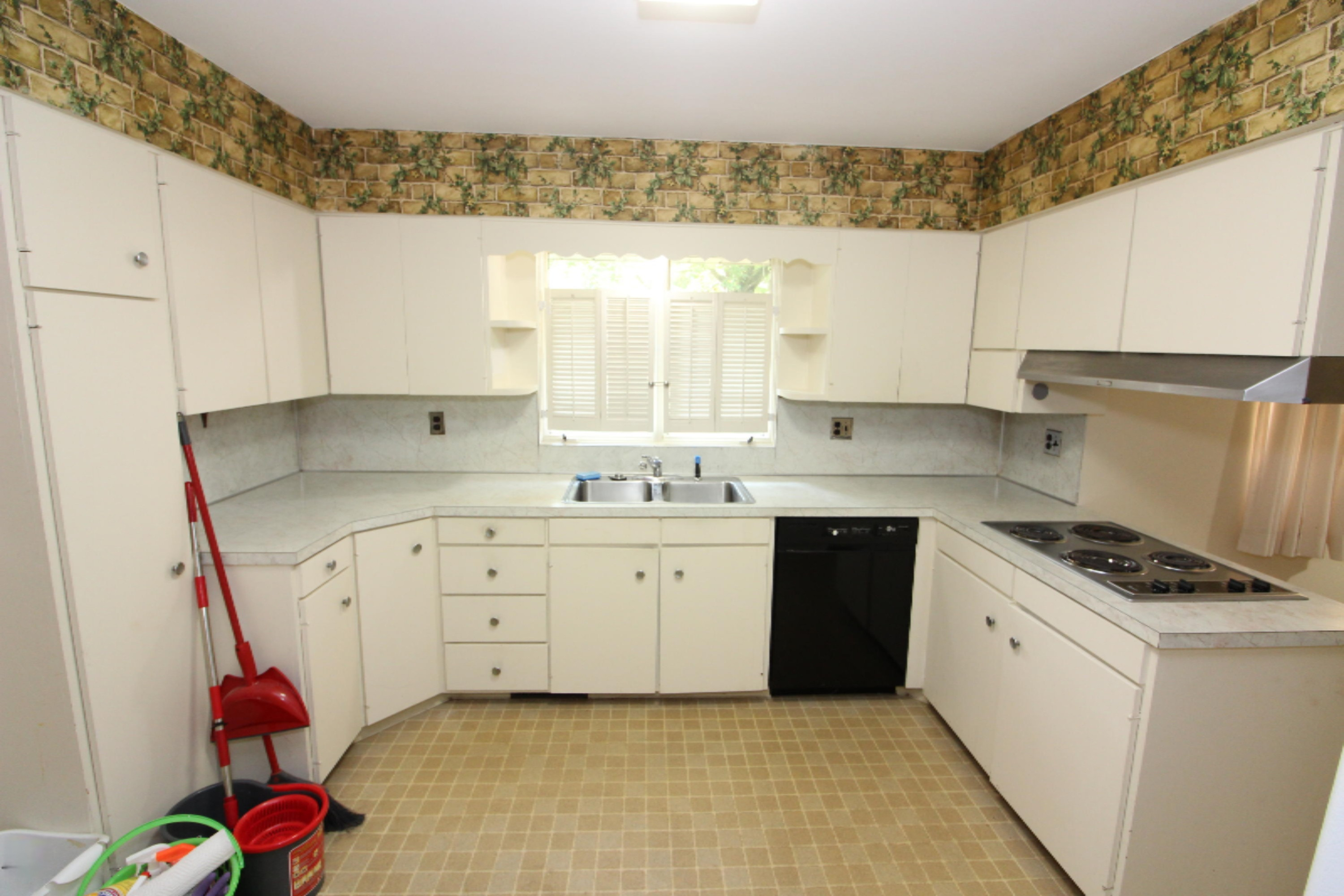 431 Chippewa Road Benton Harbor, MI 49022 - Photo 3 of 16 IMG_2164