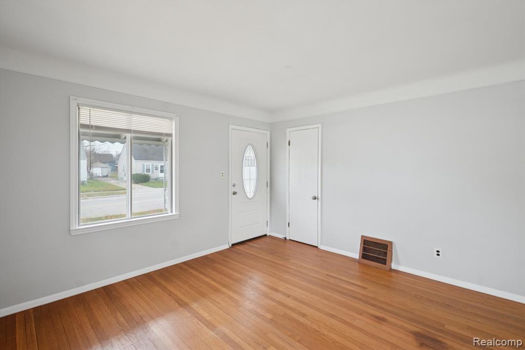 8157 Stephens Center Line, MI 48015 - Photo 4 of 17