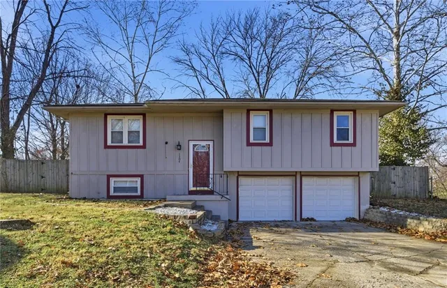 $235,000 | 1304 Queens Court, Oak Grove, MO 64075