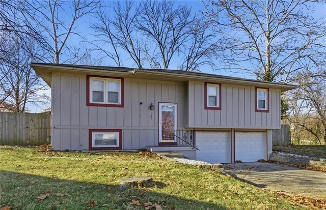 $235,000 | 1304 Queens Court, Oak Grove, MO 64075
