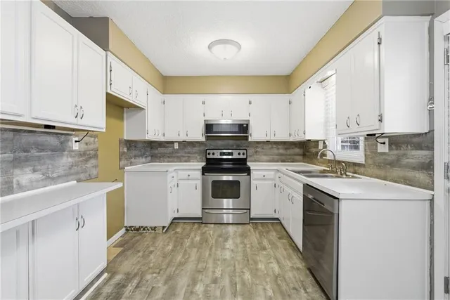 $235,000 | 1304 Queens Court, Oak Grove, MO 64075