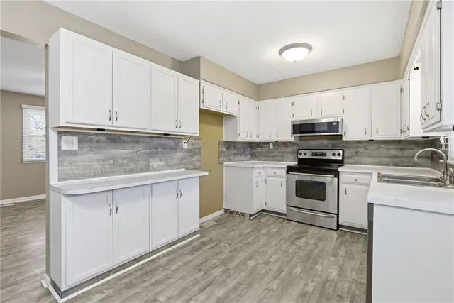 $235,000 | 1304 Queens Court, Oak Grove, MO 64075