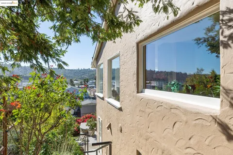 $1,395,000 | 28 Marina Ct Drive, San Rafael, CA 94901