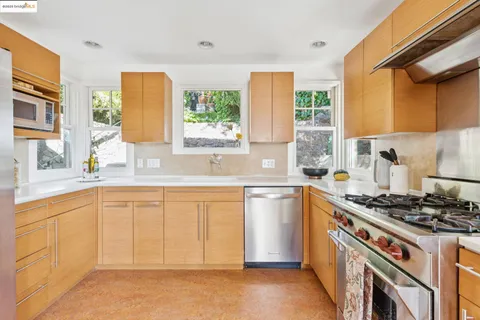 $1,395,000 | 28 Marina Ct Drive, San Rafael, CA 94901