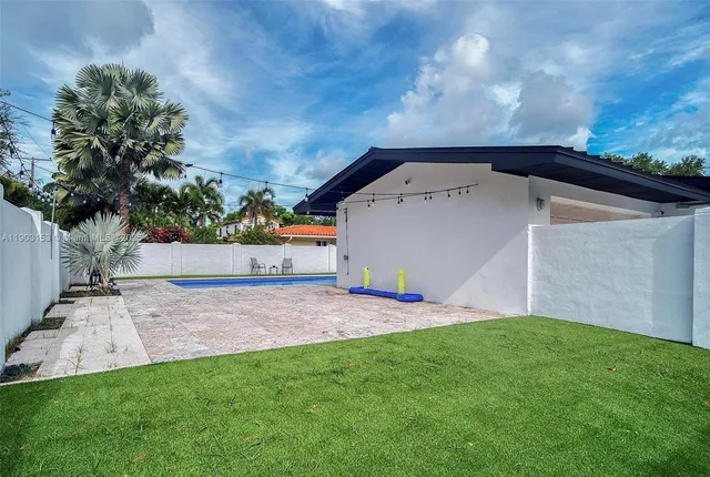 a view of back yard of the house