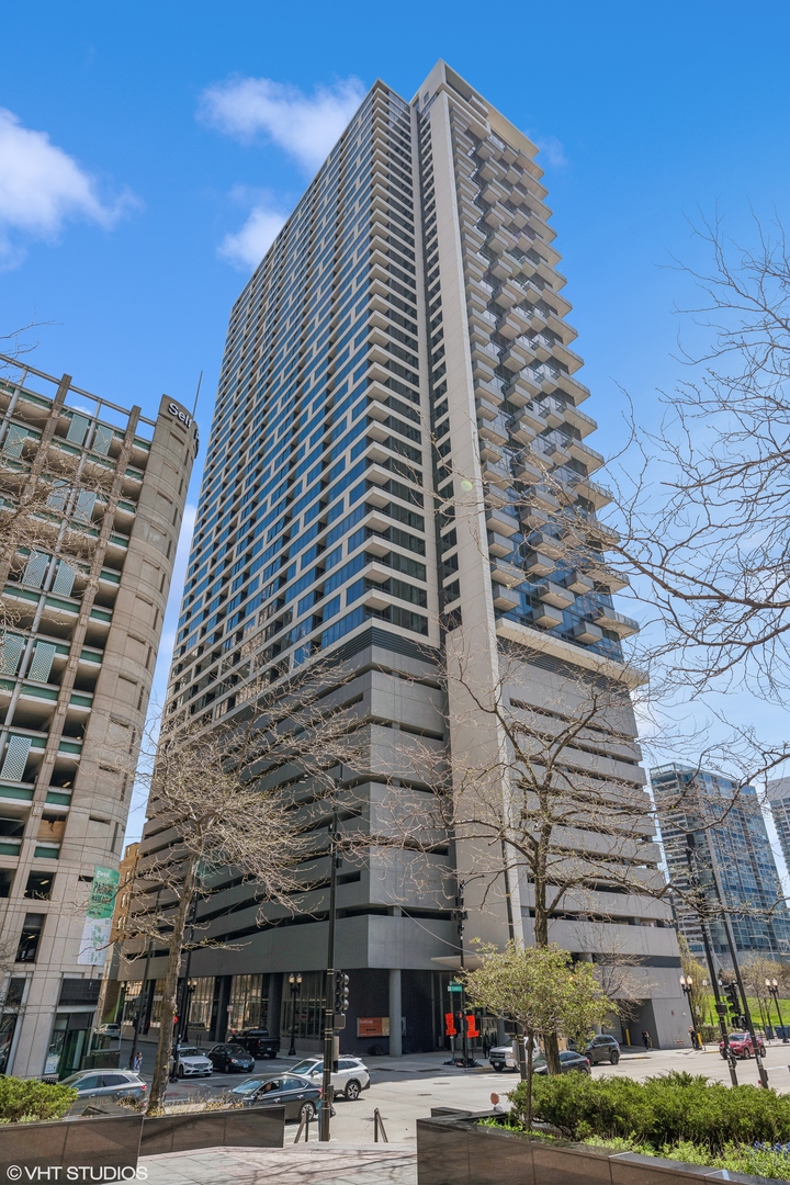 235 West Van Buren Street, Unit 2708 Chicago, IL 60607 - Photo 1 of 10 a front view of a building