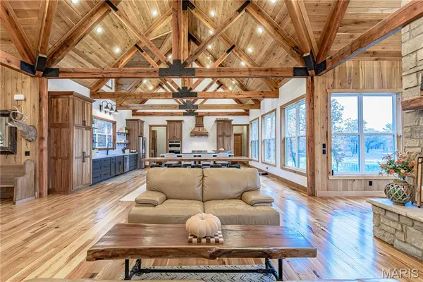 $2,500,000 | 23252 Jupiter Avenue, Macon, MO 63552