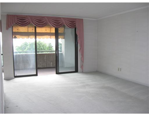900 Washington Road, Unit 304 Mt. Lebanon, PA 15228 - Photo 6 of 18 Living Room. Large neutral living area with private patio off it.