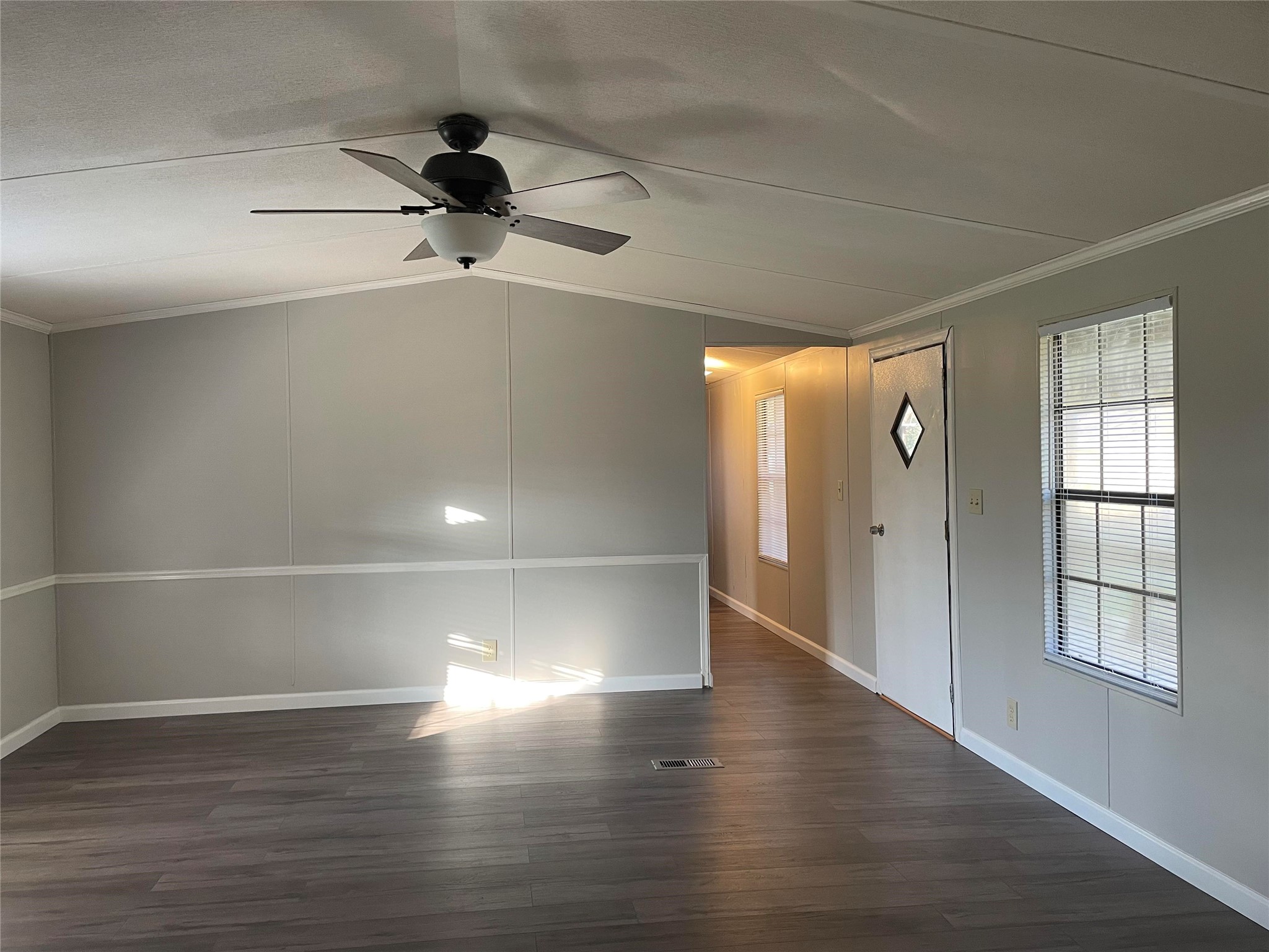 228 Hambrick Road Houston, TX 77060 - Photo 9 of 19 Living Room