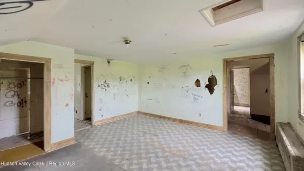 a view of a big room with closet