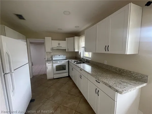 $1,425 | 400 S Pine South, Lake Placid, FL 33852