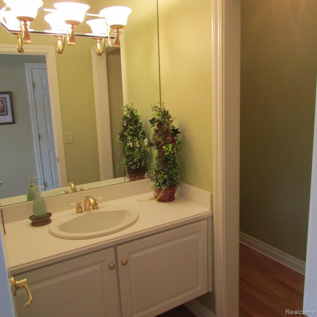 1563 Elcroft Court Rochester, MI 48307 - Photo 24 of 52 HALF BATH.jpg