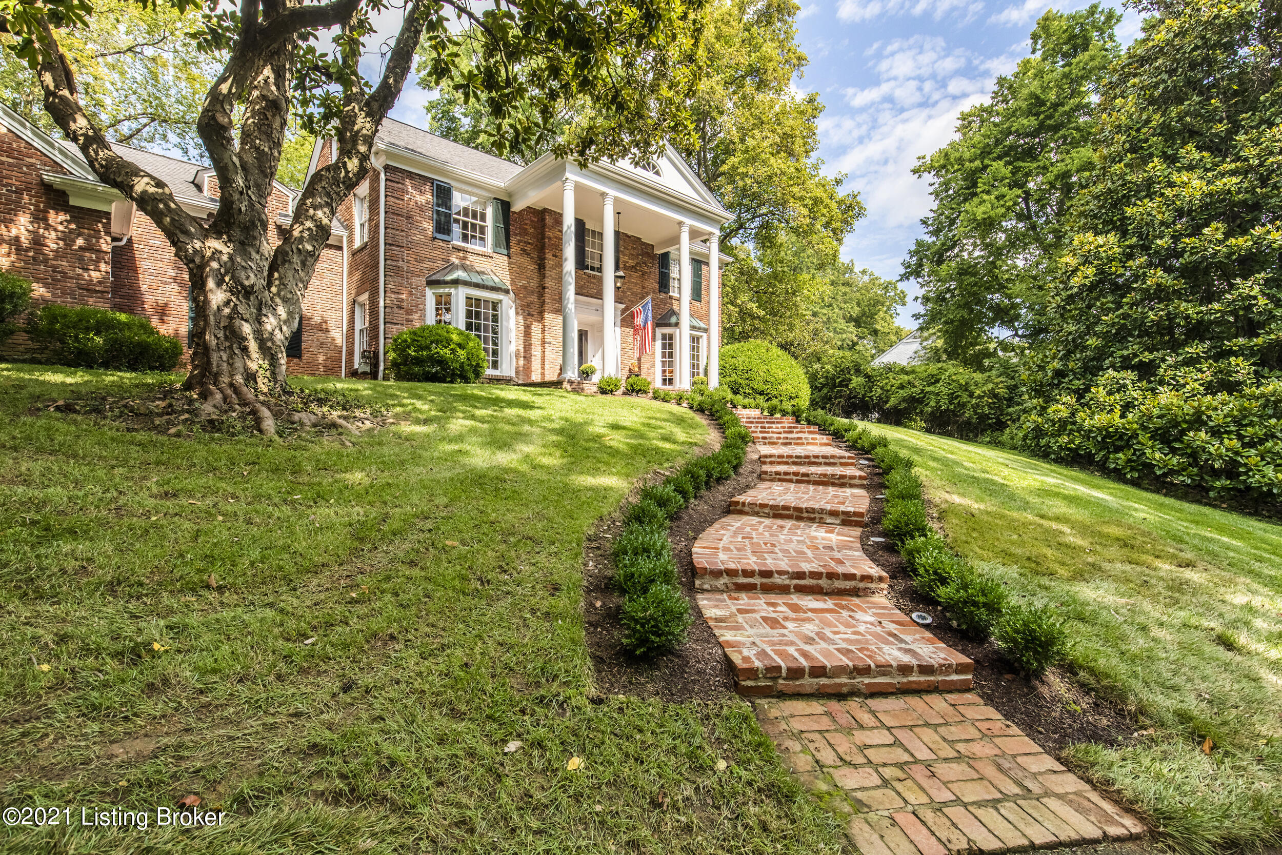 119 Arrowhead Road Louisville, KY 40207 - Photo 3 of 67 3-front walk