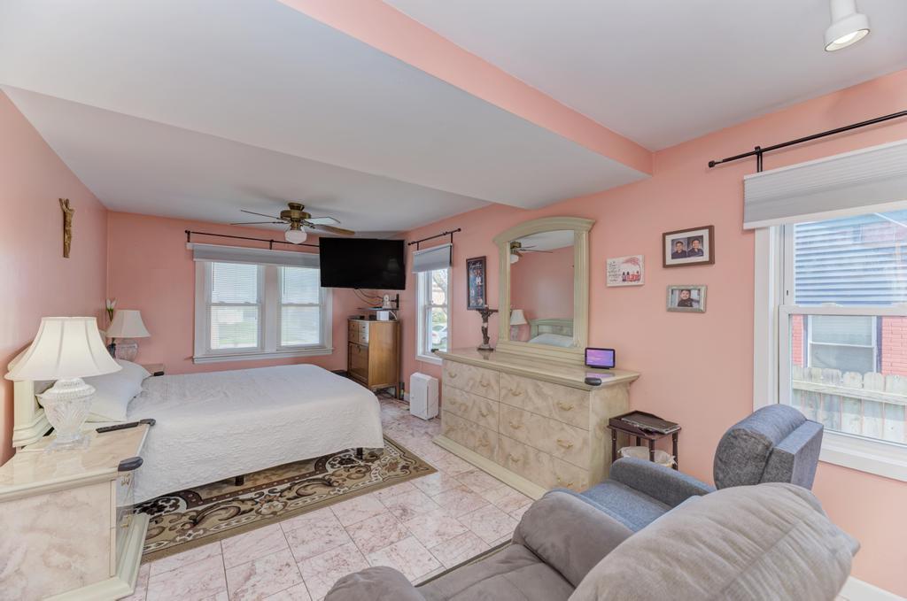 1431 North Hillside Avenue Berkeley, IL 60163 - Photo 11 of 29 a living room with furniture and a couch
