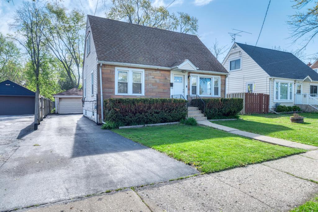 1431 North Hillside Avenue Berkeley, IL 60163 - Photo 29 of 29 a front view of a house with garden