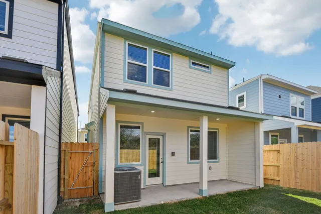 a view of entrance with a house