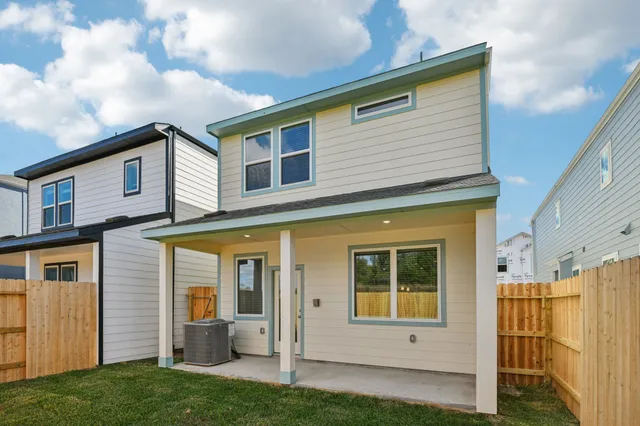 a view of backyard with pathway