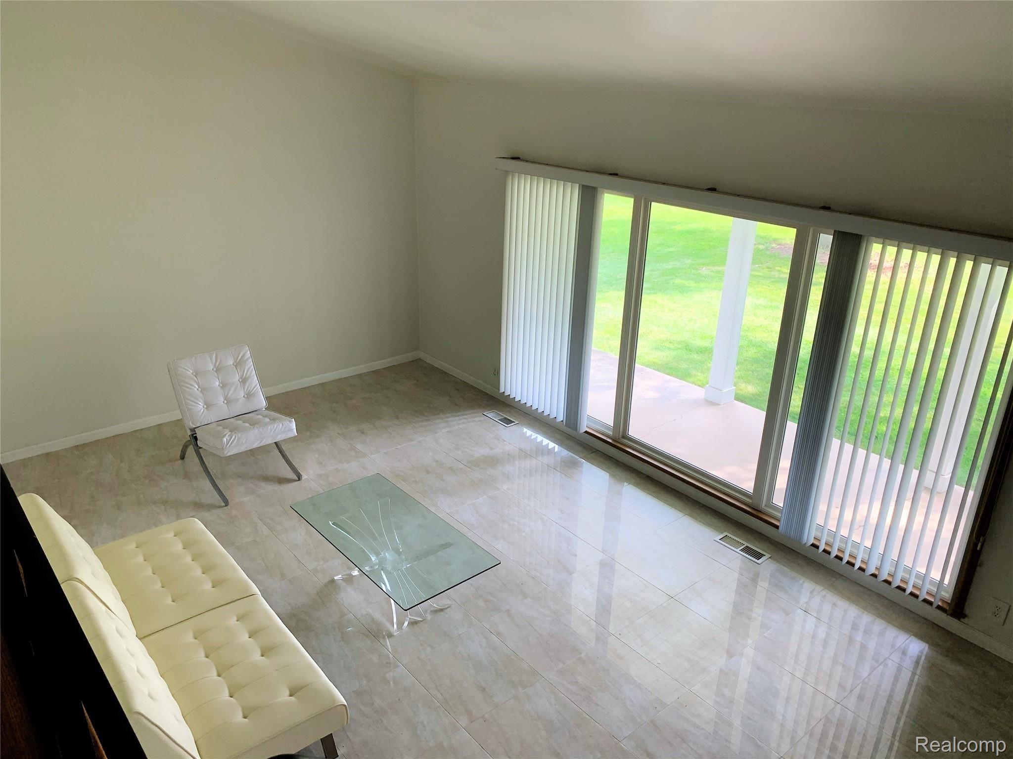 32386 Craftsbury Road Farmington, MI 48334 - Photo 4 of 19 living room- main level