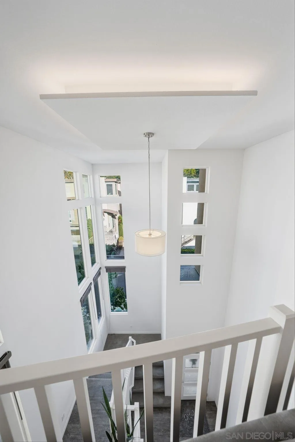 8337 Summit Way San Diego, CA 92108 - Photo 26 of 61 a view of a livingroom with wooden floor