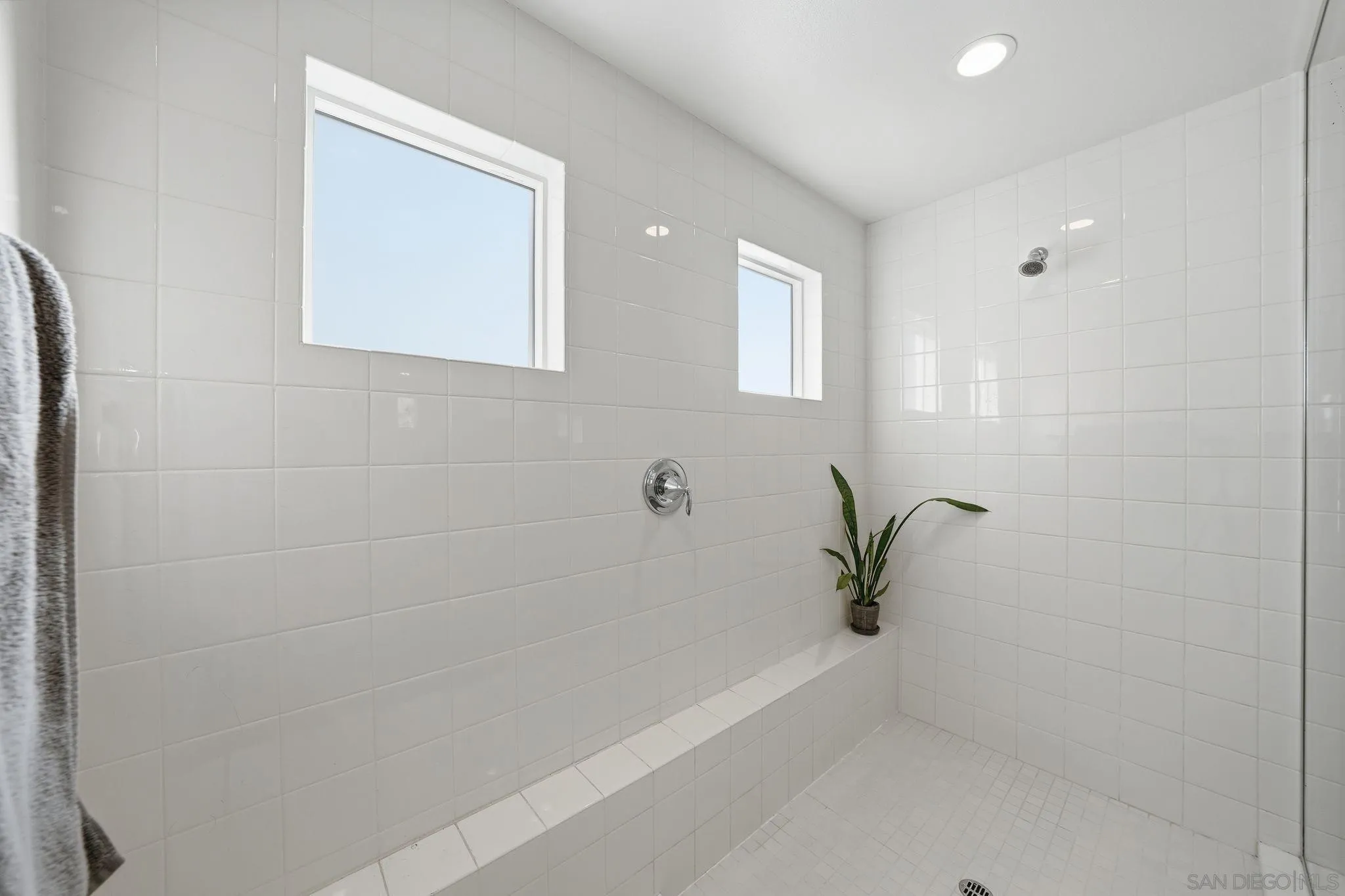 8337 Summit Way San Diego, CA 92108 - Photo 38 of 61 a bathroom with a bathtub