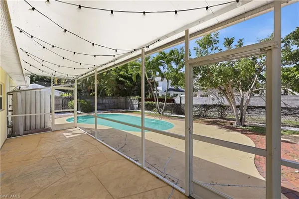 a view of a backyard