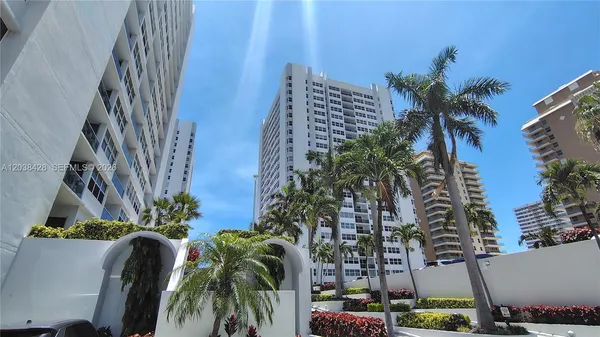 $3,700 | 1904 South Ocean Drive, Unit 1807, Hallandale Beach, FL 33009