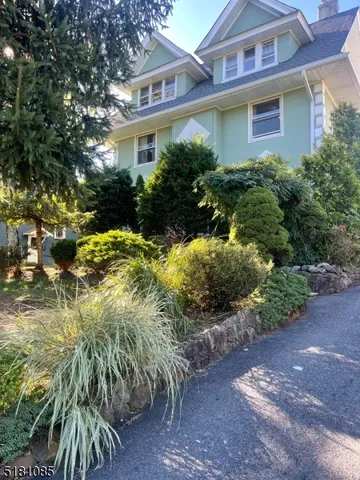 a view of a yard in front of house