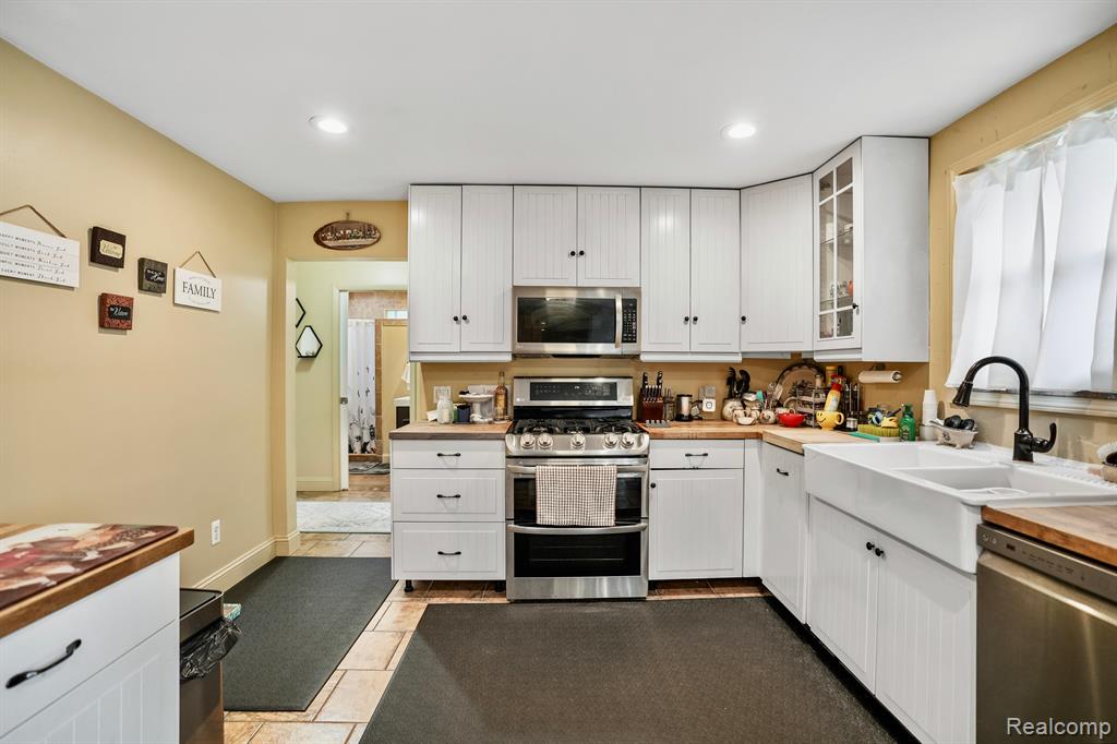 4231 Lapeer Road Burton, MI 48509 - Photo 2 of 29