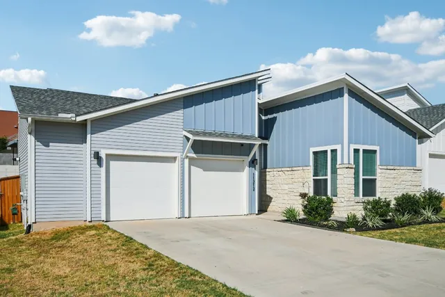 $2,350 | 11212 Charger Way, Manor, TX 78653