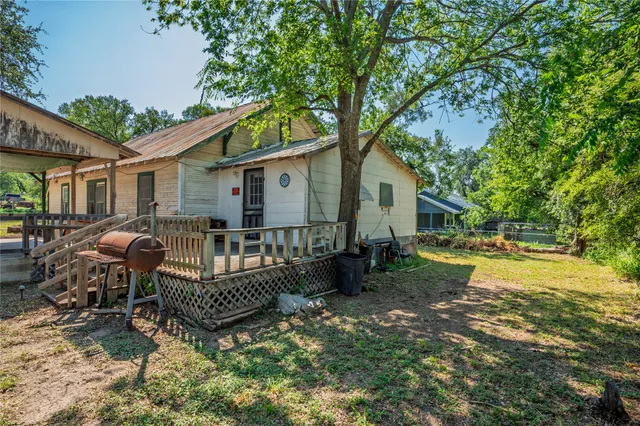 a view of a house with backyard and sitting area