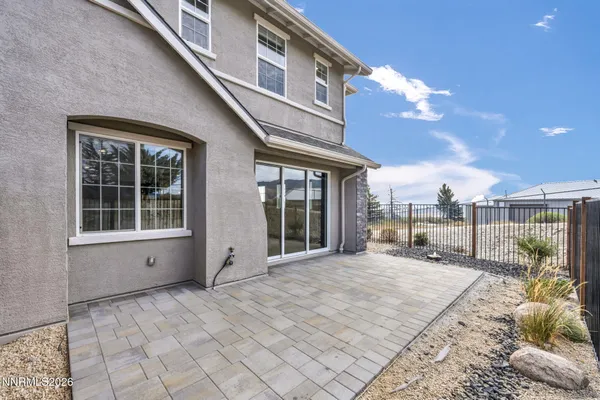 a view of a house with backyard and garden