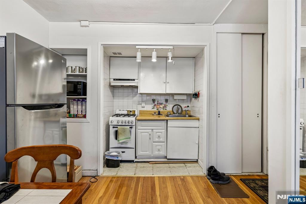3060 Edwin Avenue, Unit 3D Fort Lee, NJ 07024 - Photo 7 of 16 a kitchen with stainless steel appliances granite countertop a refrigerator and a stove top oven