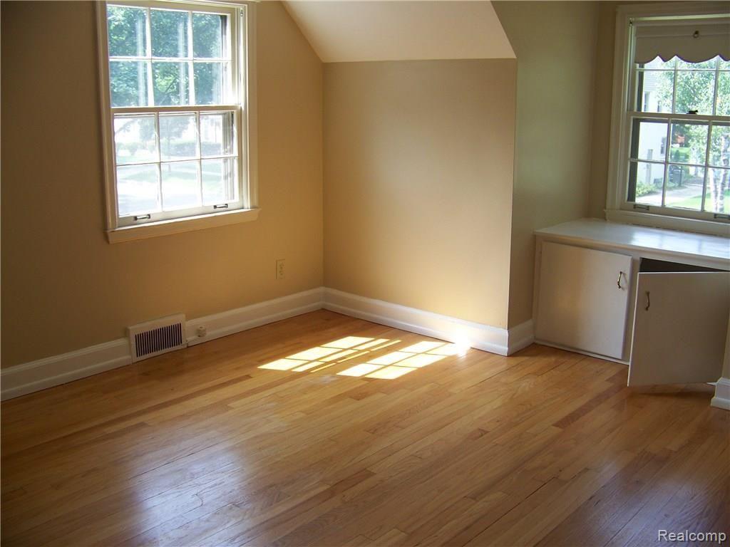 135 Maplefield Road Pleasant Ridge, MI 48069 - Photo 21 of 35 2ND BEDROOM WITH BUILT IN CABINETS