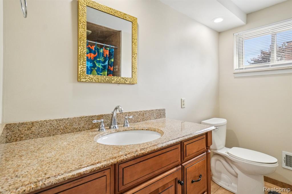 585 Timberline Drive Rochester Hills, MI 48309 - Photo 23 of 38