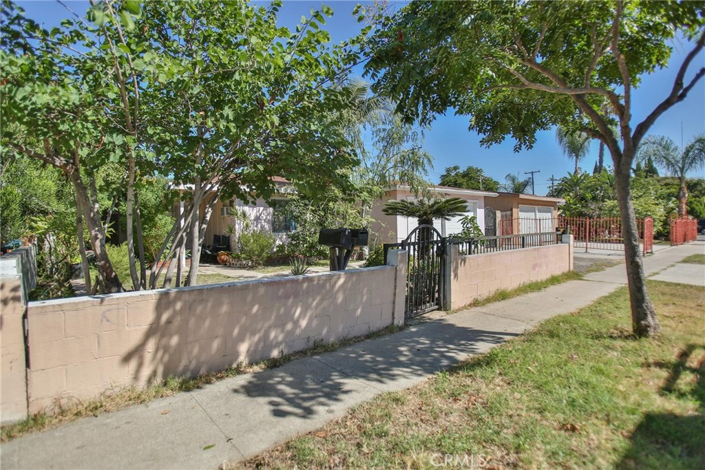 2525 West 10th Street Santa Ana, CA 92703 - Photo 2 of 37 a view of a park with large trees