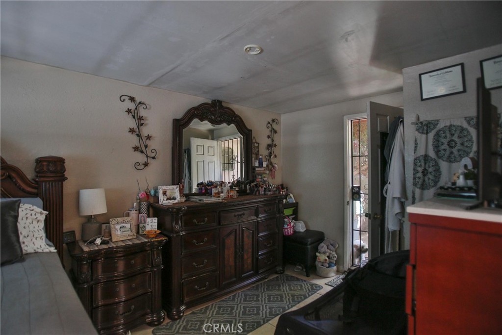 2525 West 10th Street Santa Ana, CA 92703 - Photo 26 of 37 a living room with furniture