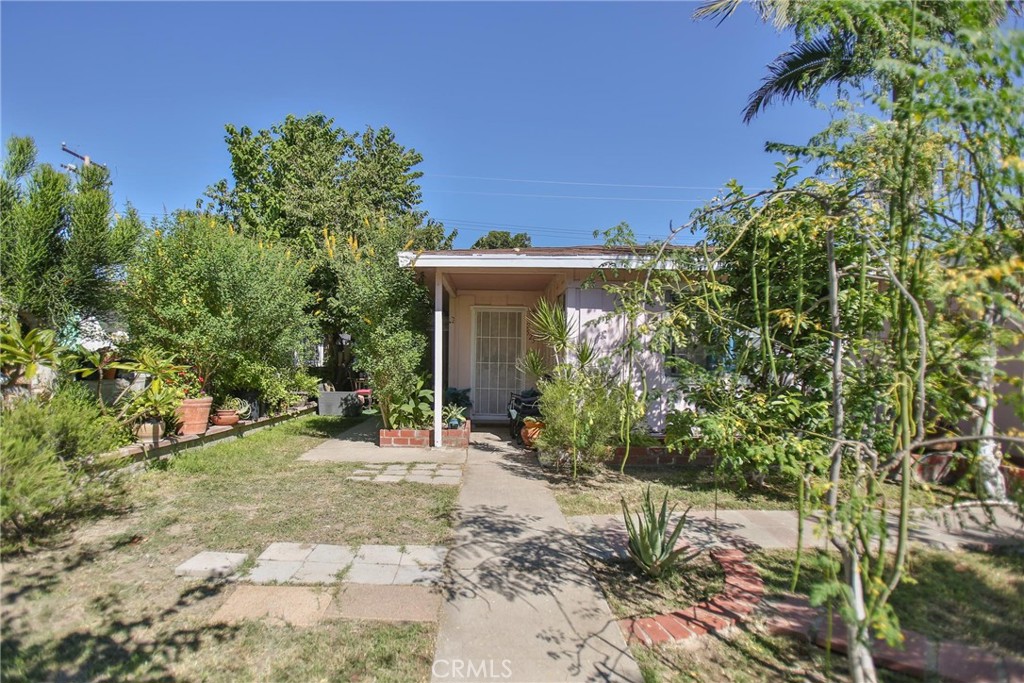 2525 West 10th Street Santa Ana, CA 92703 - Photo 5 of 37 a view of a house with a yard
