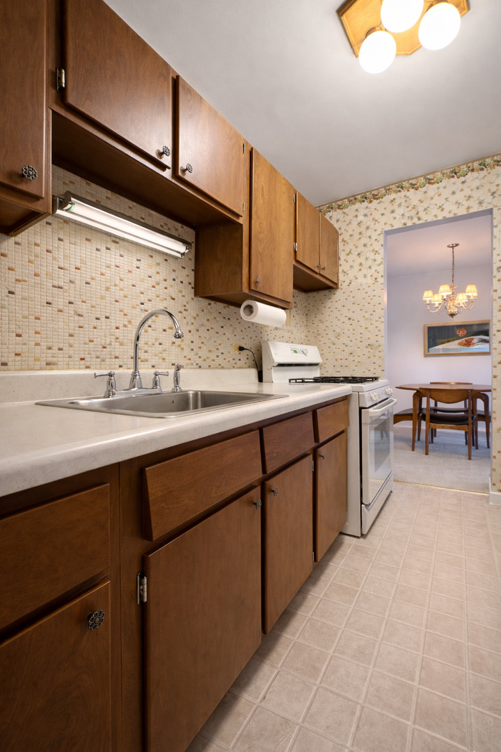 9820 South Pulaski Road, Unit 122 Oak Lawn, IL 60453 - Photo 7 of 32 Gallery Image 7