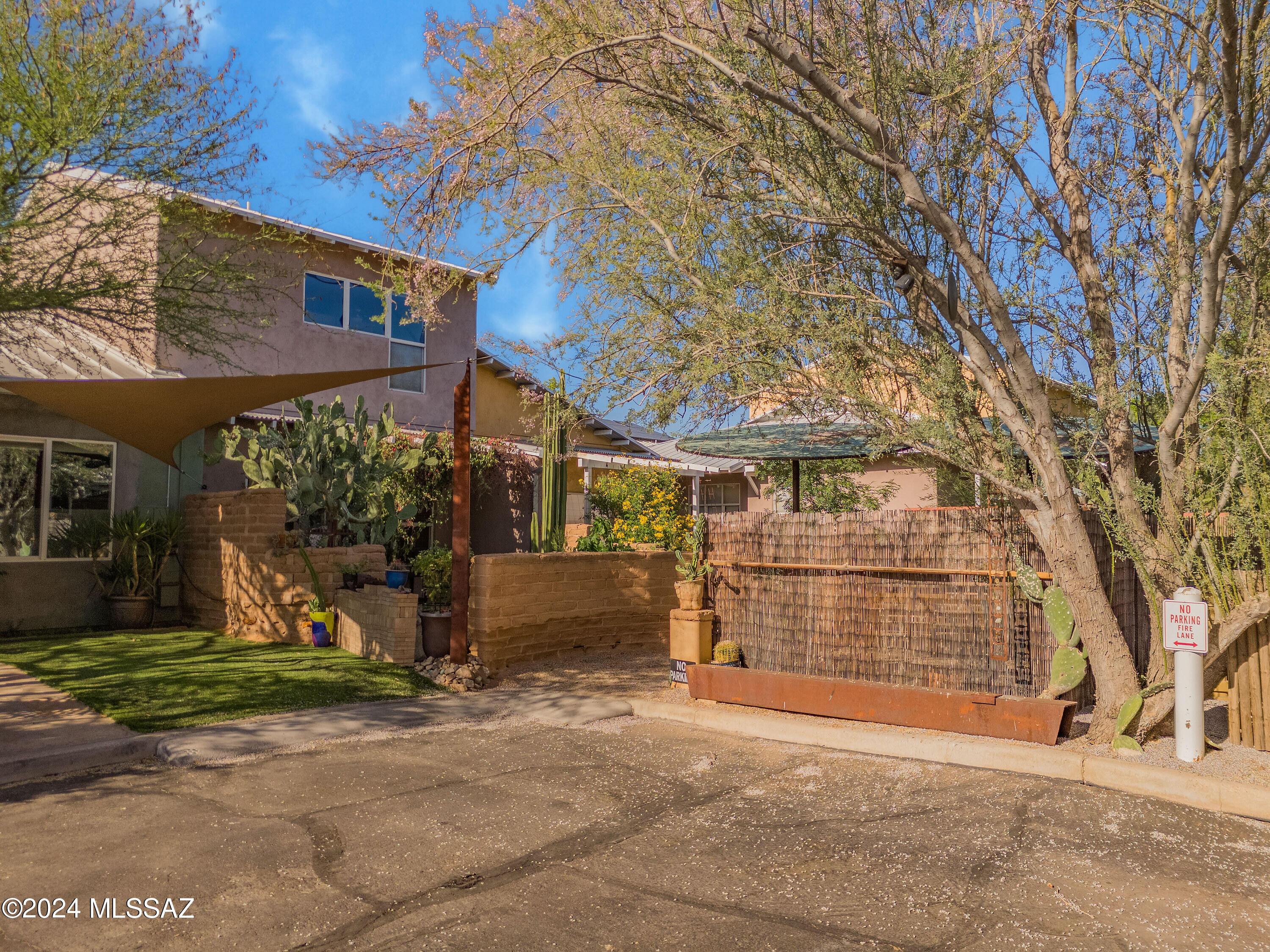 523 East Roger Road Tucson, AZ 85705 - Photo 4 of 40 a view of a building with a yard
