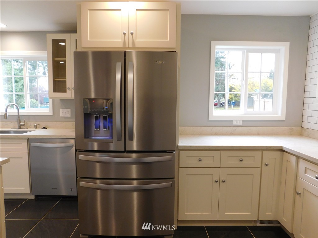 12054 Southeast 192nd Street Renton, WA 98058 - Photo 6 of 25 Gallery Image 6