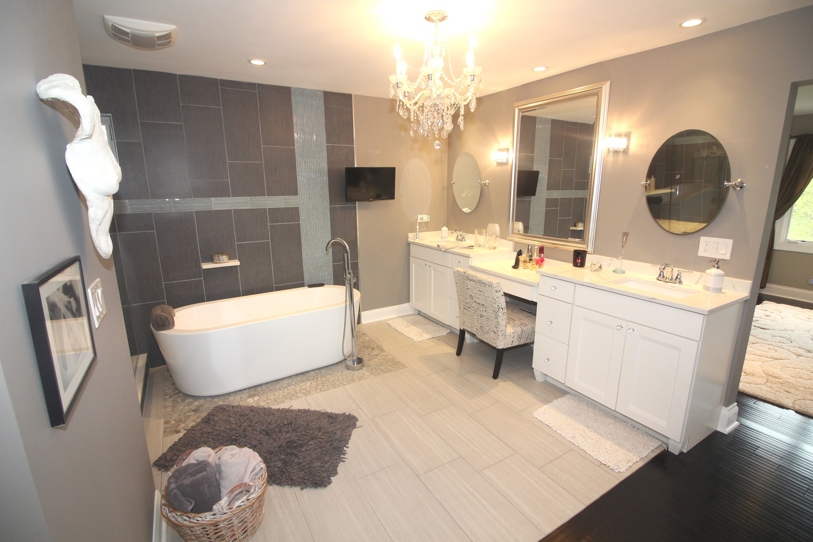 913 Surrey Road Addison, IL 60101 - Photo 20 of 44 a bathroom with a bathtub sink and mirror