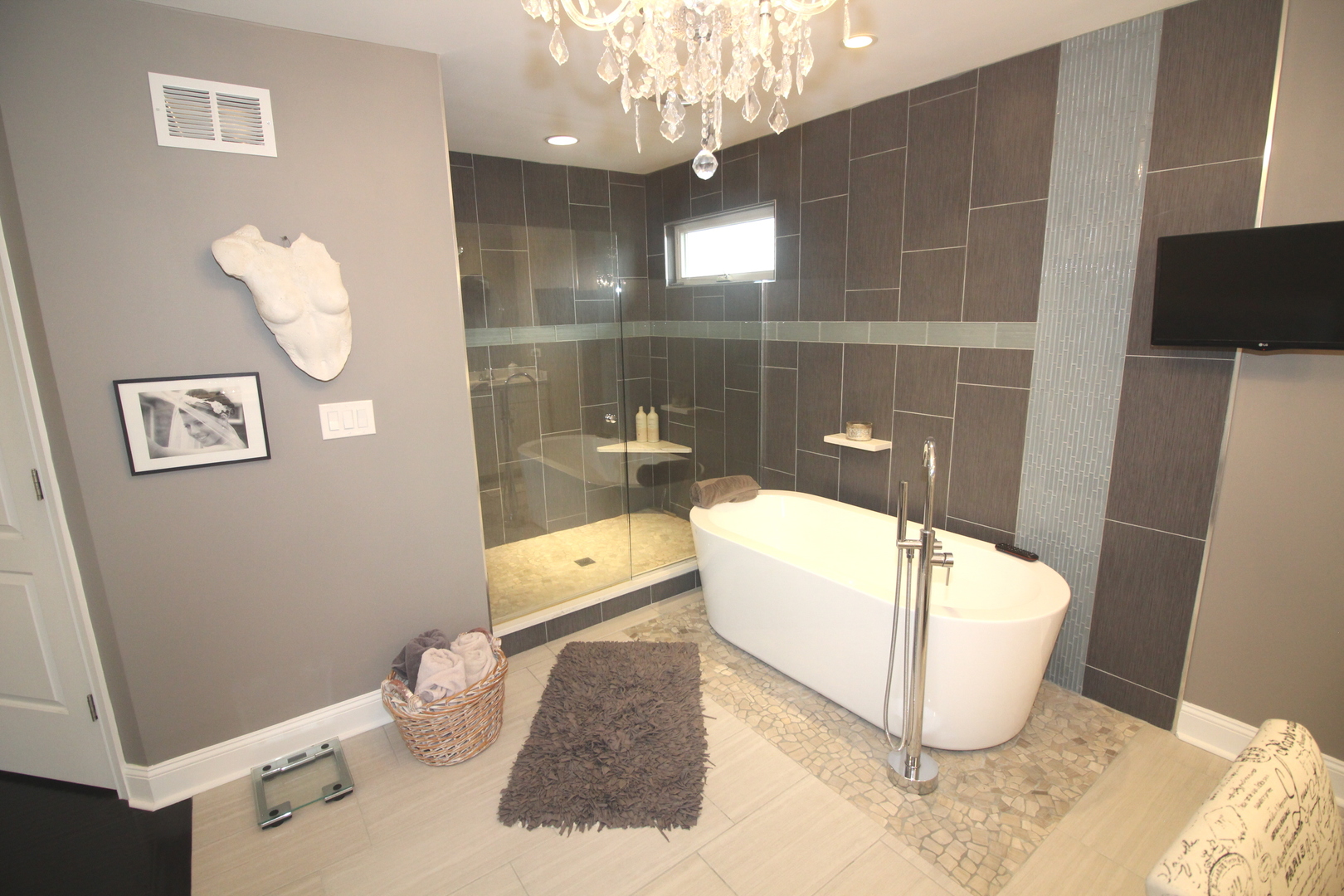 913 Surrey Road Addison, IL 60101 - Photo 21 of 44 a bathroom with a bathtub and shower