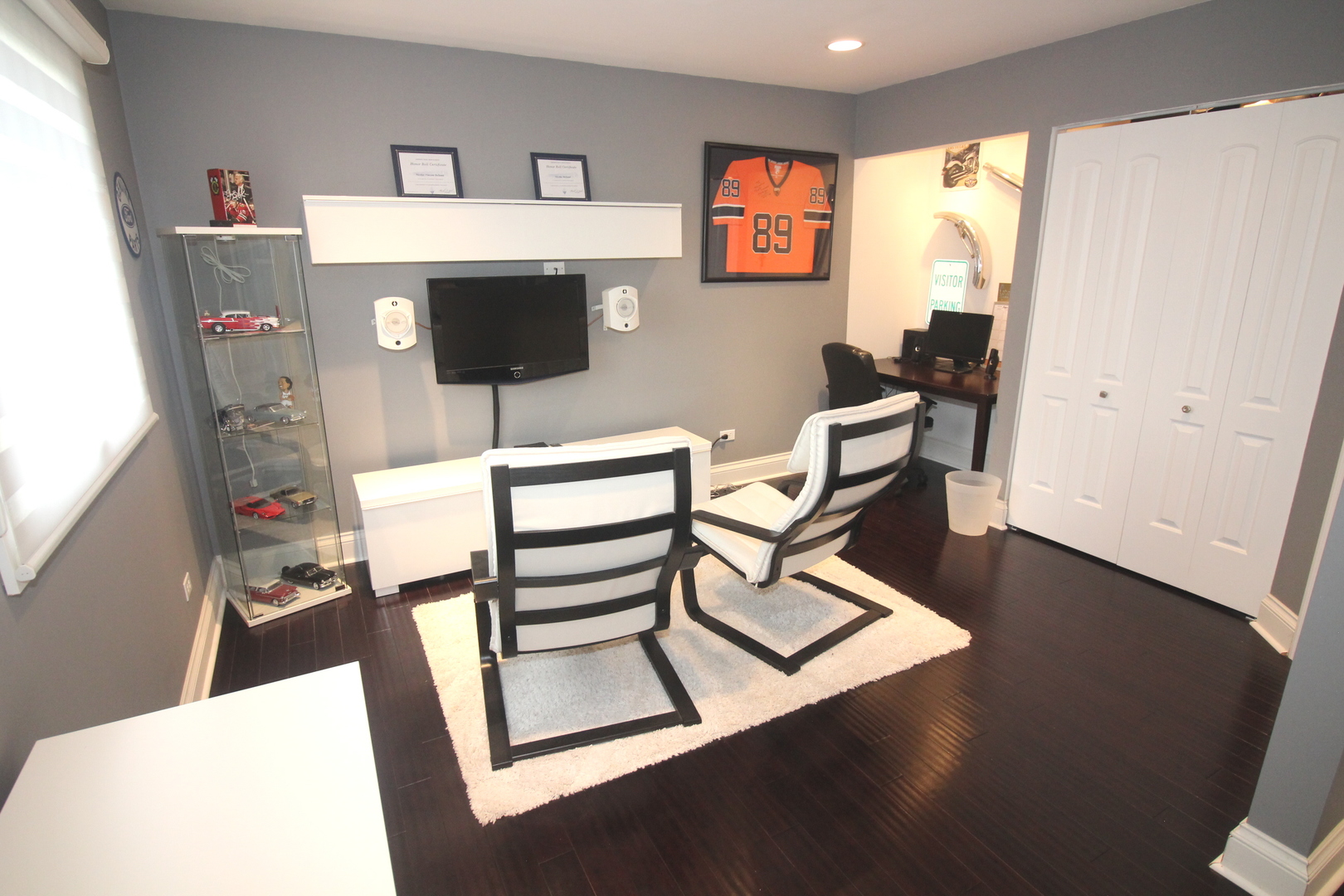 913 Surrey Road Addison, IL 60101 - Photo 26 of 44 a living room with furniture and a flat screen tv