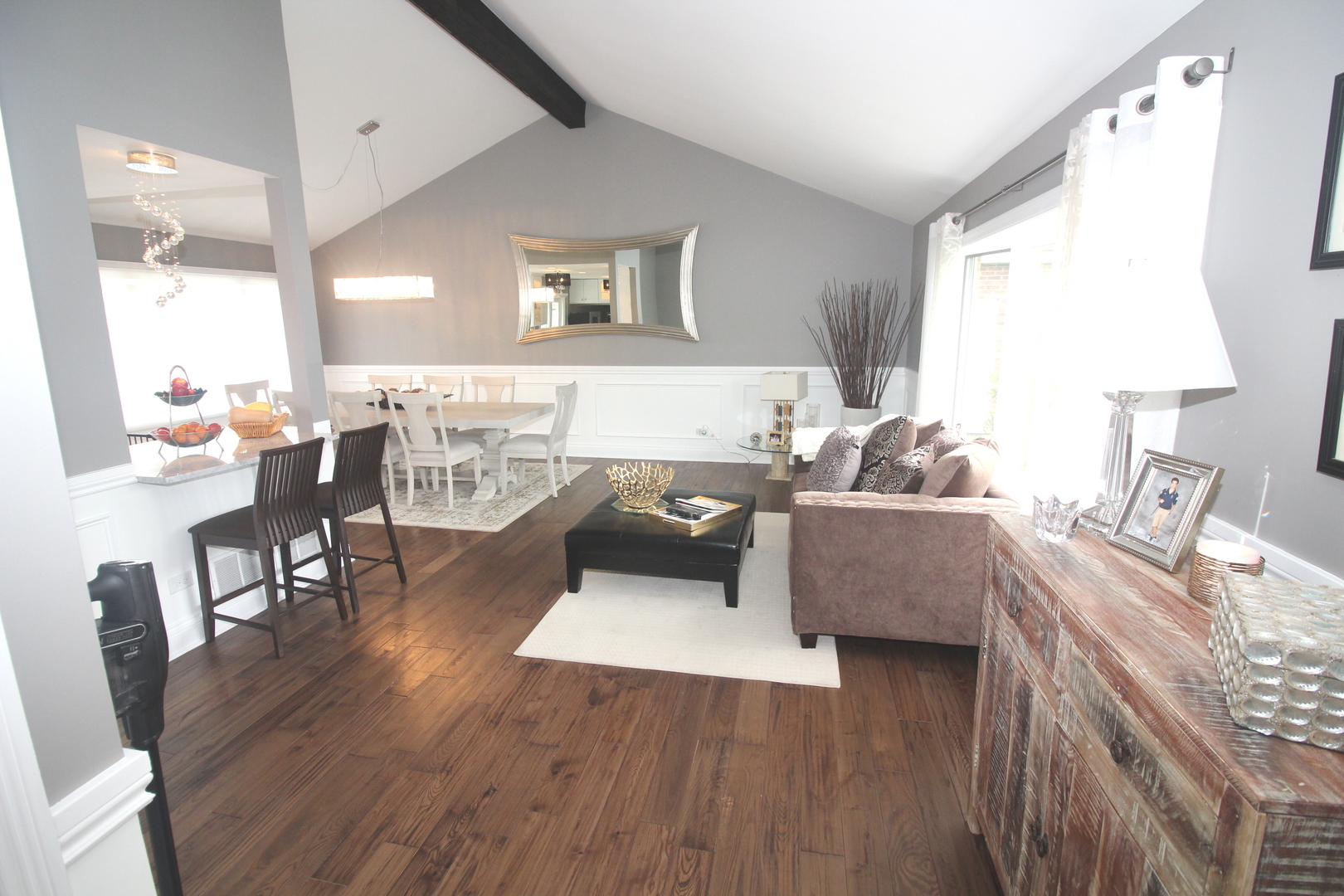 913 Surrey Road Addison, IL 60101 - Photo 4 of 44 a living room with furniture and a table