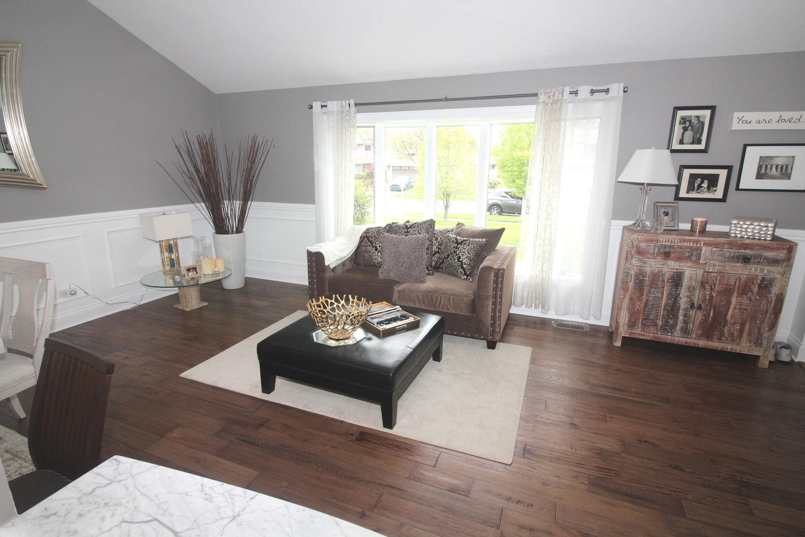 913 Surrey Road Addison, IL 60101 - Photo 6 of 44 a living room with furniture and a window