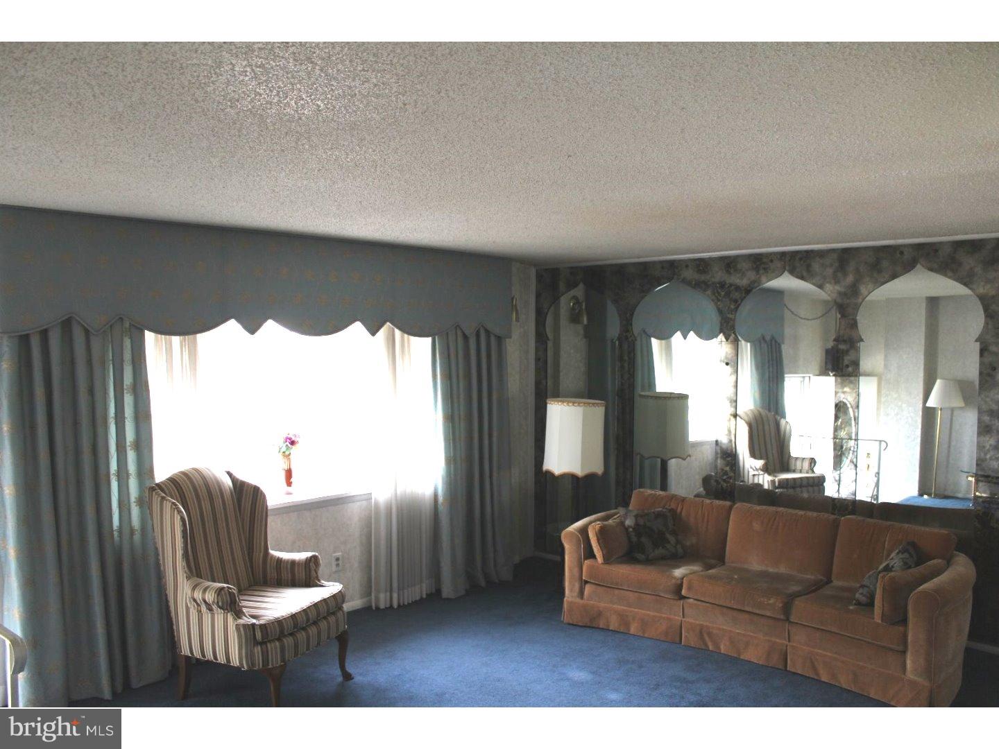 12653 Dunks Ferry Road Philadelphia, PA 19154 - Photo 5 of 17 Living Room