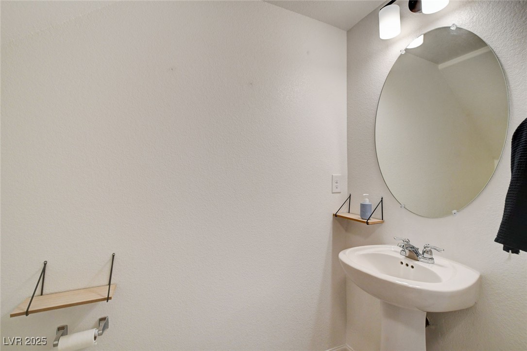1360 Cerulean Avenue Henderson, NV 89002 - Photo 24 of 62 Bathroom featuring a textured wall