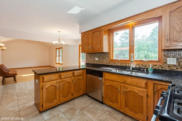 $579,900 | 8885 Dryden Street, Woodridge, IL 60517