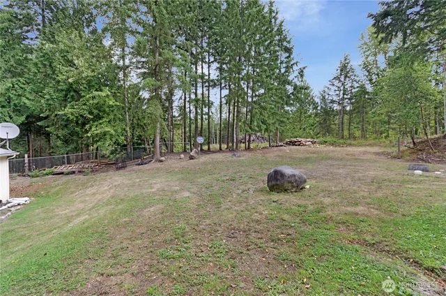 a view of a backyard with basketball court
