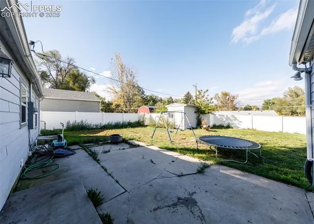 a view of a yard with an house